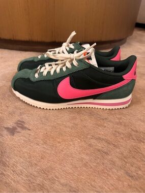 Nike Cortez Runner - Dark Green with Bright Pink Swoosh